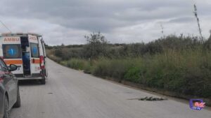 Esce di strada con l’auto e finisce in un fossato: muore una donna di 55 anni