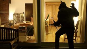 Banda di ladri rapinano in casa un modicano, un arresto