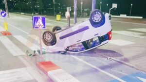 Incidente al lungomare di Catania, auto si ribalta e rovina sulla pista ciclabile