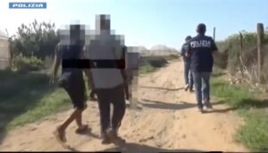 Sequestrano e torturano due immigrati per avere il riscatto, 4 arresti a Vittoria