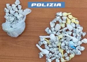 Vede la polizia e indossa il casco a piedi, arrestato per spaccio