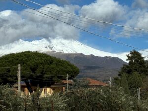 C’è la neve sull’Etna. È davvero Natale