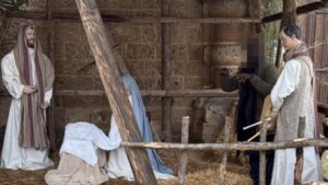 Finge di essere un Re Magio nel presepe per sfuggire all’arresto: scoperto dal sindaco