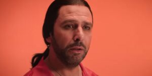 Checco Zalone lancia il nuovo brano “La prostata inflamada”. E diventa Joaquin Cortison