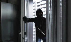 Tunisino aggredisce forze di polizia dopo essere entrato in una casa per impossessarsene