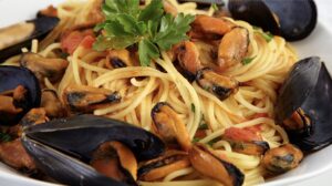 Immagine rappresentativa di Scivola sul sugo delle cozze, ristorante condannato a risarcire la cliente