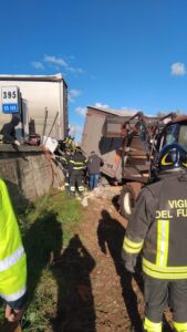 Autotreno rovina fuori strada tra Avola e Cassibile