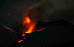 Etna, la notte è spettacolo di fontane di lava