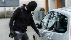 Comiso, arrestato mentre tenta di rubare un’auto un 39enne di Francofonte