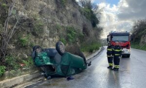 Automobilista cappotta con la propria auto nei pressi del viadotto Nino Avola