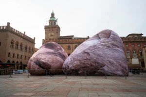 Fa discutere l’installazione con enormi rocce gonfiabili a piazza Maggiore a Bologna