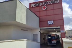 Vittoria, un pugno a un ausiliario al pronto soccorso. A sferrarlo il familiare di un paziente