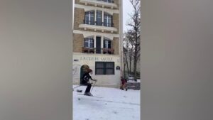 Immagine rappresentativa di A Parigi come in pista: discese e salti sugli sci tra la Torre Eiffel e Montmartre. VIDEO