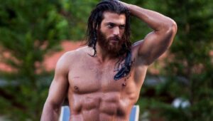 Immagine rappresentativa di Can Yaman arrestato in Turchia: l’attore coinvolto in un’inchiesta su traffico e consumo di droga