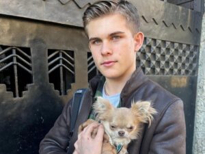 Immagine rappresentativa di Achille Barosi morto nella strage di Crans-Montana: «È rientrato nel bar per salvare un’amica. Lui non c’è più, lei si è salvata»