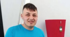 Immagine rappresentativa di Con lo scooter si scontra con una mucca. Muore dopo 4 mesi. Lascia due moglie e due bimbe