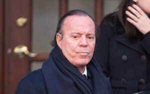 Immagine rappresentativa di Julio Iglesias denunciato da due donne ex dipendenti