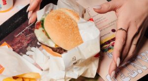 Immagine rappresentativa di Minacce al dipendente del fast food per un panino