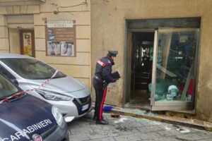 Immagine rappresentativa di Sfondano vetrina di gioielleria con un camion: rubata la cassaforte