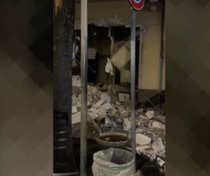 Immagine rappresentativa di Assalto ai bancomat nella notte: bomba a Palazzolo, rubati 90 mila euro. Escavatore a Buccheri