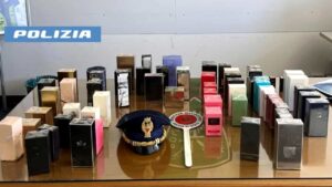 Immagine rappresentativa di Tentano di rubare profumi per un valore di 1300 euro