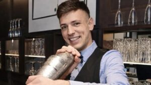 Immagine rappresentativa di Barman Matteo Leone trovato morto nella sua casa di Londra: aveva 31 anni