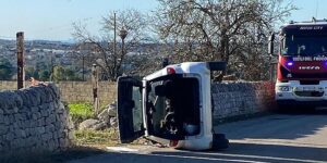Immagine rappresentativa di Modica, si ribalta una minicar con due minorenni a bordo. Automobilista fugge senza dare soccorso