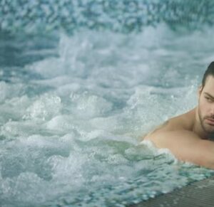 Immagine rappresentativa di Cade nella spa e si rompe il femore: hotel condannato a risarcire 58mila euro