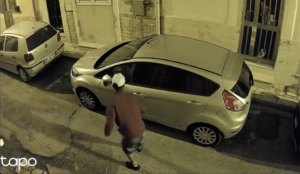 Immagine rappresentativa di L’uomo col cappellino svaligia le auto in sosta a Ragusa. VIDEO